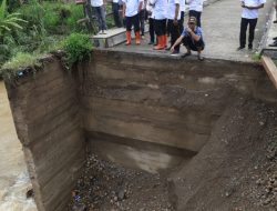 Tinjau Lokasi Banjir, Bupati Welly Suhery Instruksikan Penanganan Cepat, Jalan Darurat Dibangun, Pencarian Korban Dilanjutkan