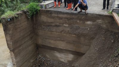 Tinjau Lokasi Banjir, Bupati Welly Suhery Instruksikan Penanganan Cepat, Jalan Darurat Dibangun, Pencarian Korban Dilanjutkan